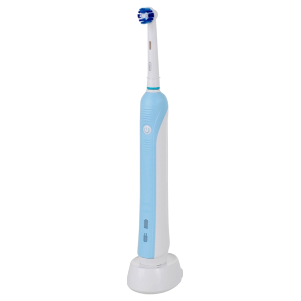 Электрическая зубная щетка Oral-B Pro 570 Cross Action (голубой) (D16.524U) Электрическая зубная щетка Oral-B Pro 570 Cross Action (голубой) (D16.524U)